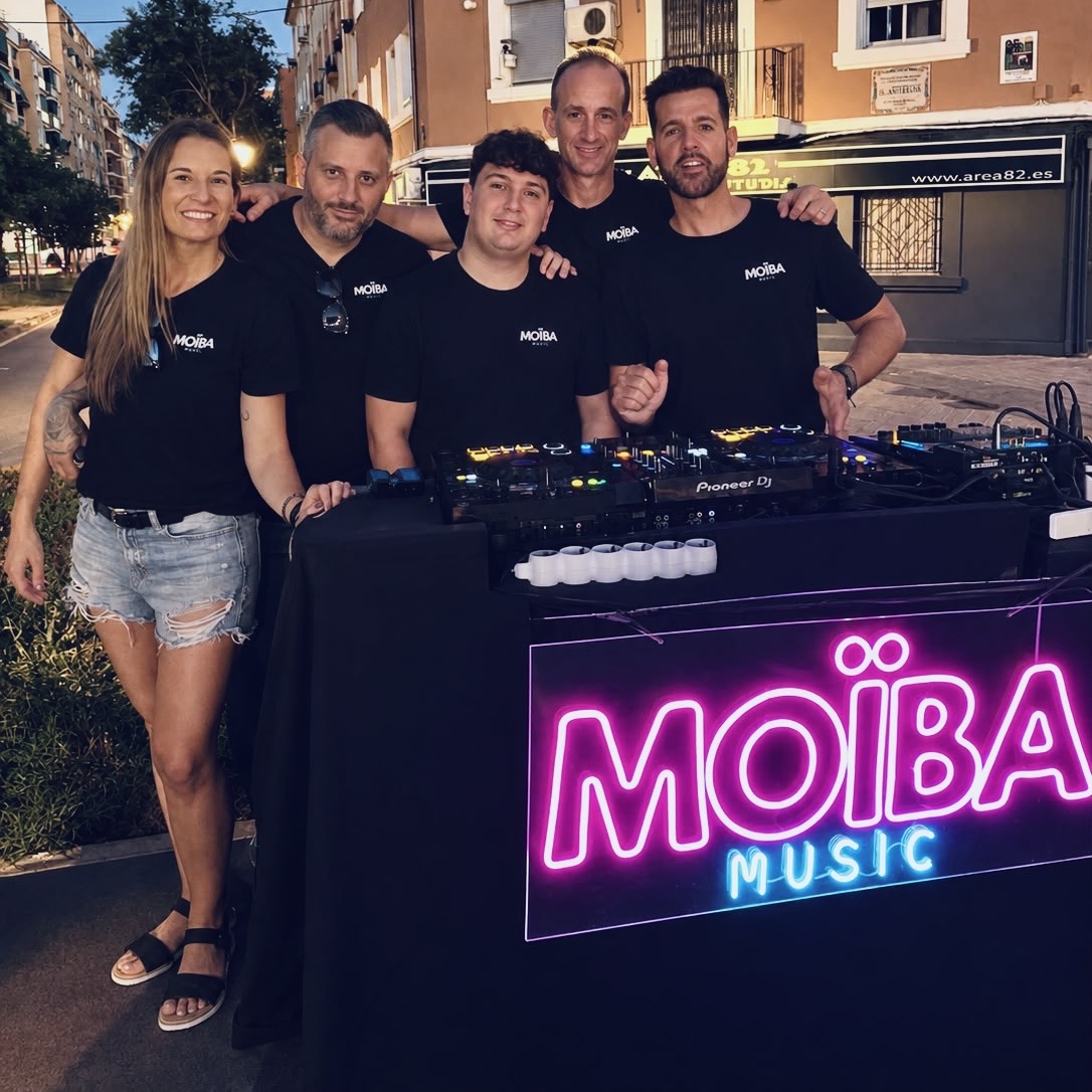 Equipo de MOÏBA Music en el estudio de grabación en Valencia